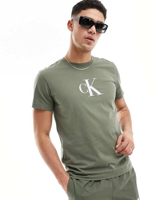 Calvin Klein – T-Shirt in Olivgrün mit Rundhalsausschnitt und Monogramm