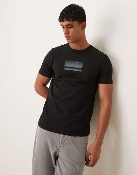 Calvin Klein – T-Shirt in Schwarz mit Brust-Logo mit Farbverlauf - view 1