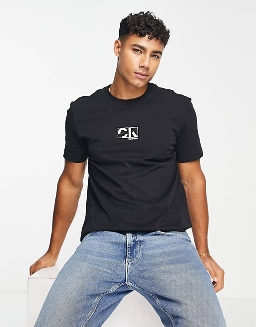 Calvin Klein Schwarz in Grafik-Logo kastenförmigem – T-Shirt mit ASOS |