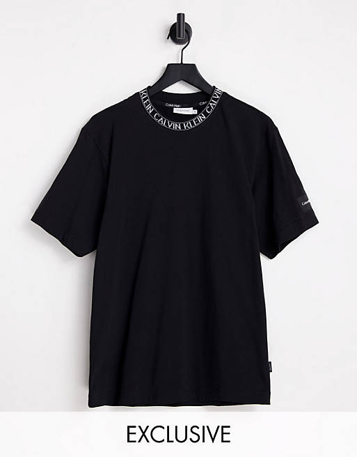 Calvin Klein – T-Shirt in Schwarz mit Logo-Zierband am Ausschnitt und  seitlichem Aufnäher | ASOS