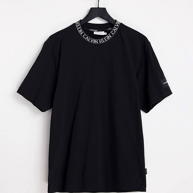 Calvin Klein – T-Shirt in Schwarz mit Logo-Zierband am Ausschnitt und  seitlichem Aufnäher | ASOS