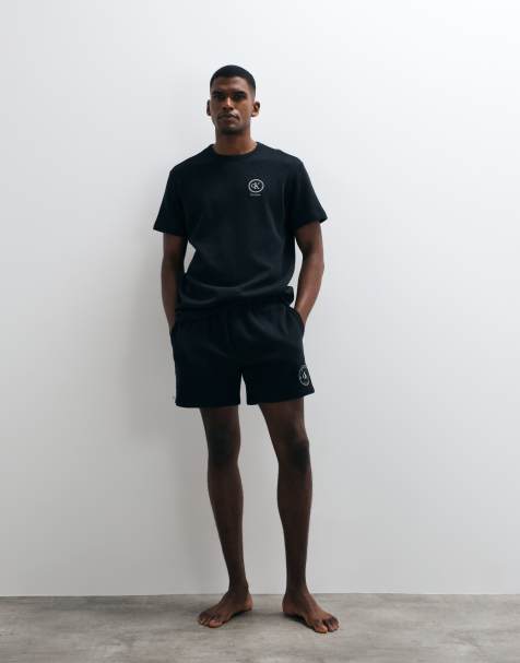 Calvin Klein – T-Shirt in Schwarz mit Waffelstruktur, Rundhalsausschnitt und Grafik auf der Brust, Kombiteil - view 1