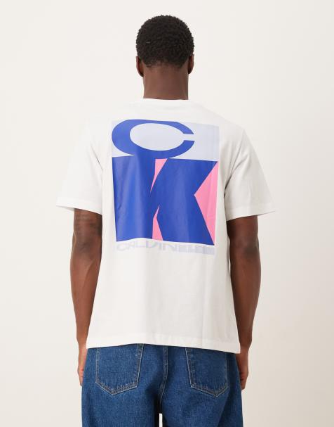 Calvin Klein – T-Shirt in Weiß mit Grafikprint im Stapel-Look - view 1