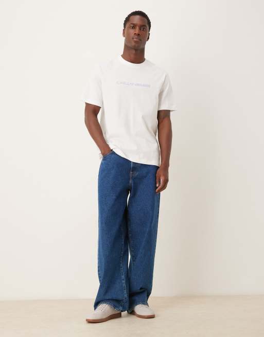 Calvin Klein – T-Shirt in Weiß mit Grafikprint im Stapel-Look, 2 von 5