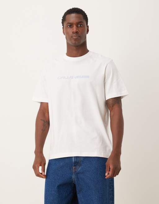Calvin Klein – T-Shirt in Weiß mit Grafikprint im Stapel-Look, 3 von 5