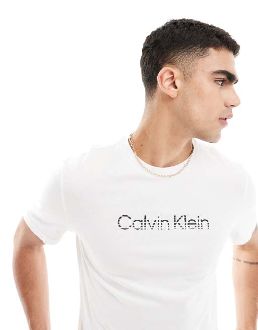 Calvin Klein – T-Shirt in Weiß mit Logo in abgebauter Optik