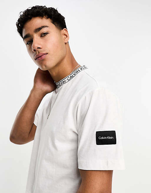Calvin Klein – T-Shirt in Weiß mit Logo-Zierstreifen am Ausschnitt und  seitlichem Aufnäher | ASOS