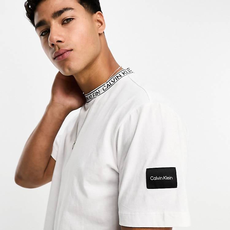 T-Shirt – und in Ausschnitt Klein ASOS Calvin | Aufnäher Logo-Zierstreifen seitlichem Weiß am mit