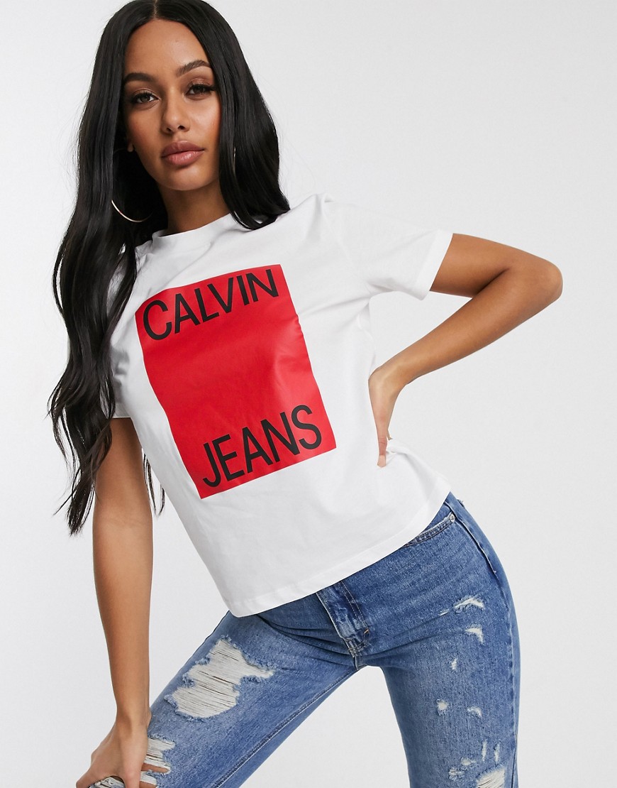 Calvin Klein – T-shirt med röd fyrkantig logga-Vit