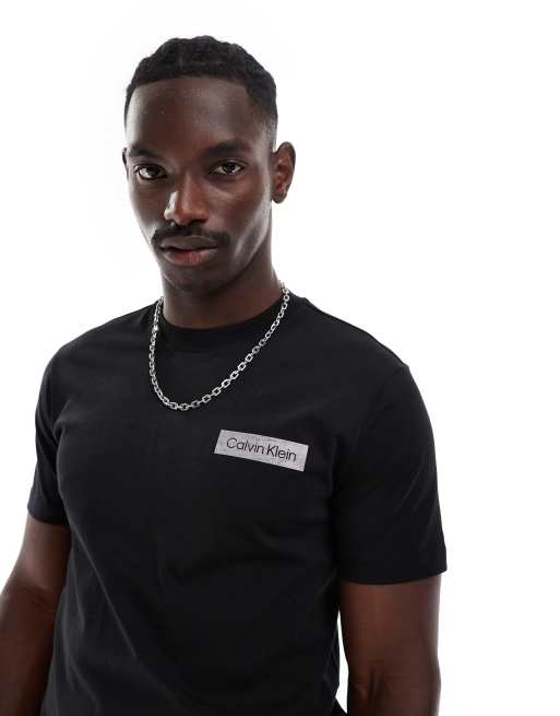 Calvin Klein - T-shirt met betongrijs logo in zwart 