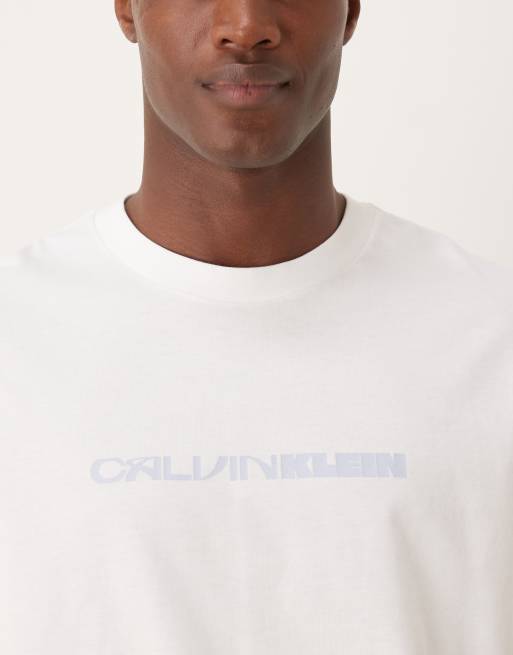 Calvin Klein - T-shirt met gestapelde print op de achterkant in wit, 5 van 5