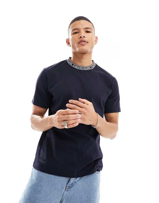 Calvin Klein - T-shirt met kraag met logobies en -patch op de zijkant in marineblauw