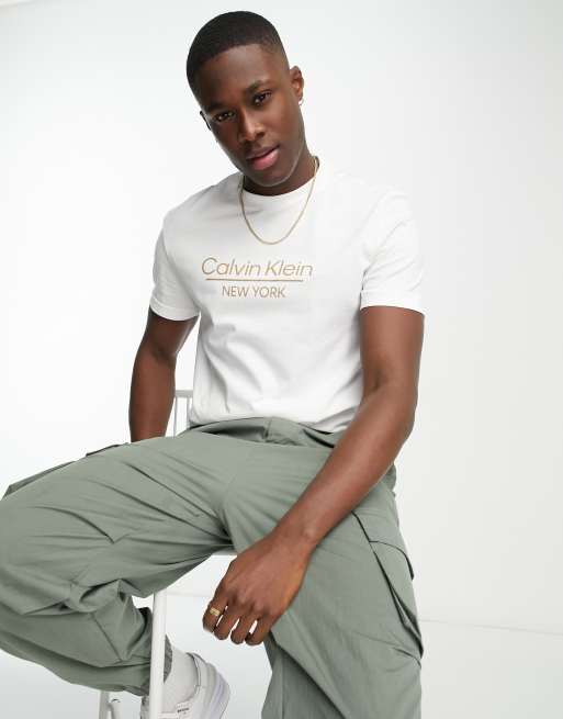 Calvin Klein T shirt met logo in het midden in wit ASOS