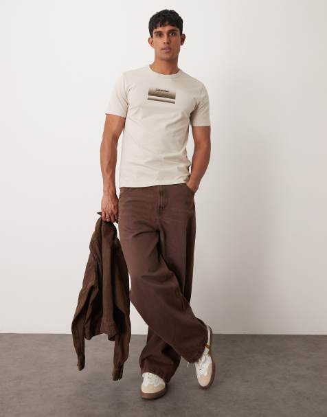 Calvin Klein - T-shirt met logo op de borst met kleurverloop in beige - view 1