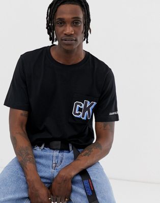 Calvin Klein - T-shirt met logoprint en zakje-Zwart
