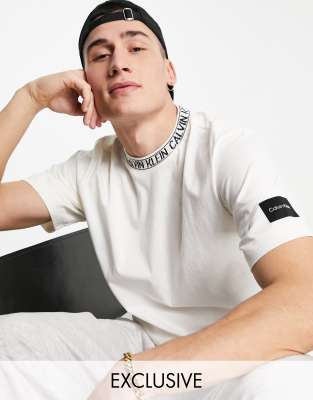 Calvin Klein - T-shirt met merkteken aan de hals in crème, exclusief bij ASOS