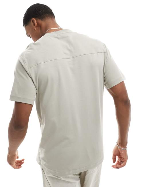 Calvin Klein - T-shirt met schaduwlogo in reliëf in beige, 4 van 4