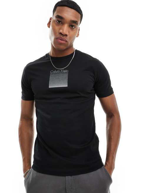 Calvin Klein - T-shirt met vierkant logo met kleurverloop in zwart