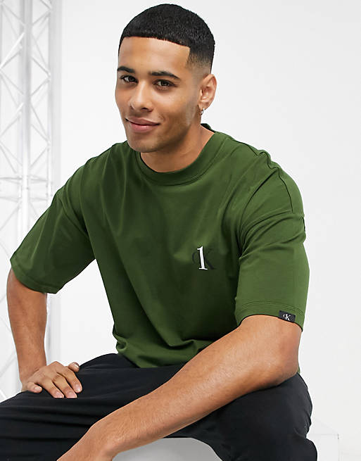 Calvin Klein – T-Shirt mit Logo und Rundhalsausschnitt in Khaki | ASOS