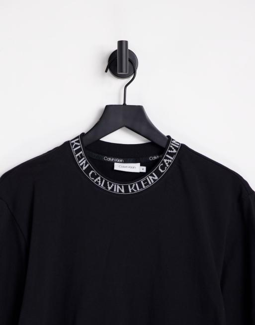 Calvin Klein - T-shirt nera con fettuccia del logo sul colletto ed  etichetta laterale