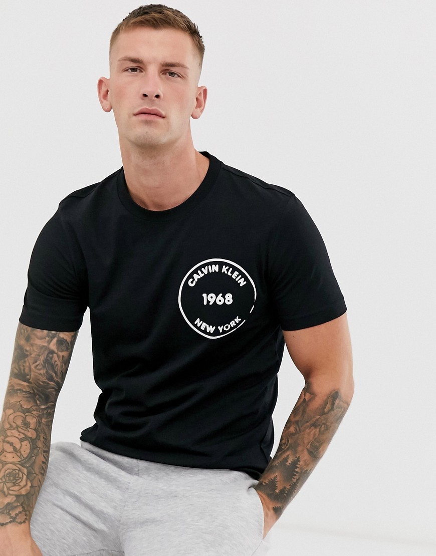 Calvin Klein - T-shirt nera con logo circolare sul petto-Nero