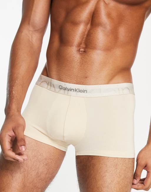 Calvin Klein – Tief sitzende Unterhose in Hellbeige mit bedrucktem Bund