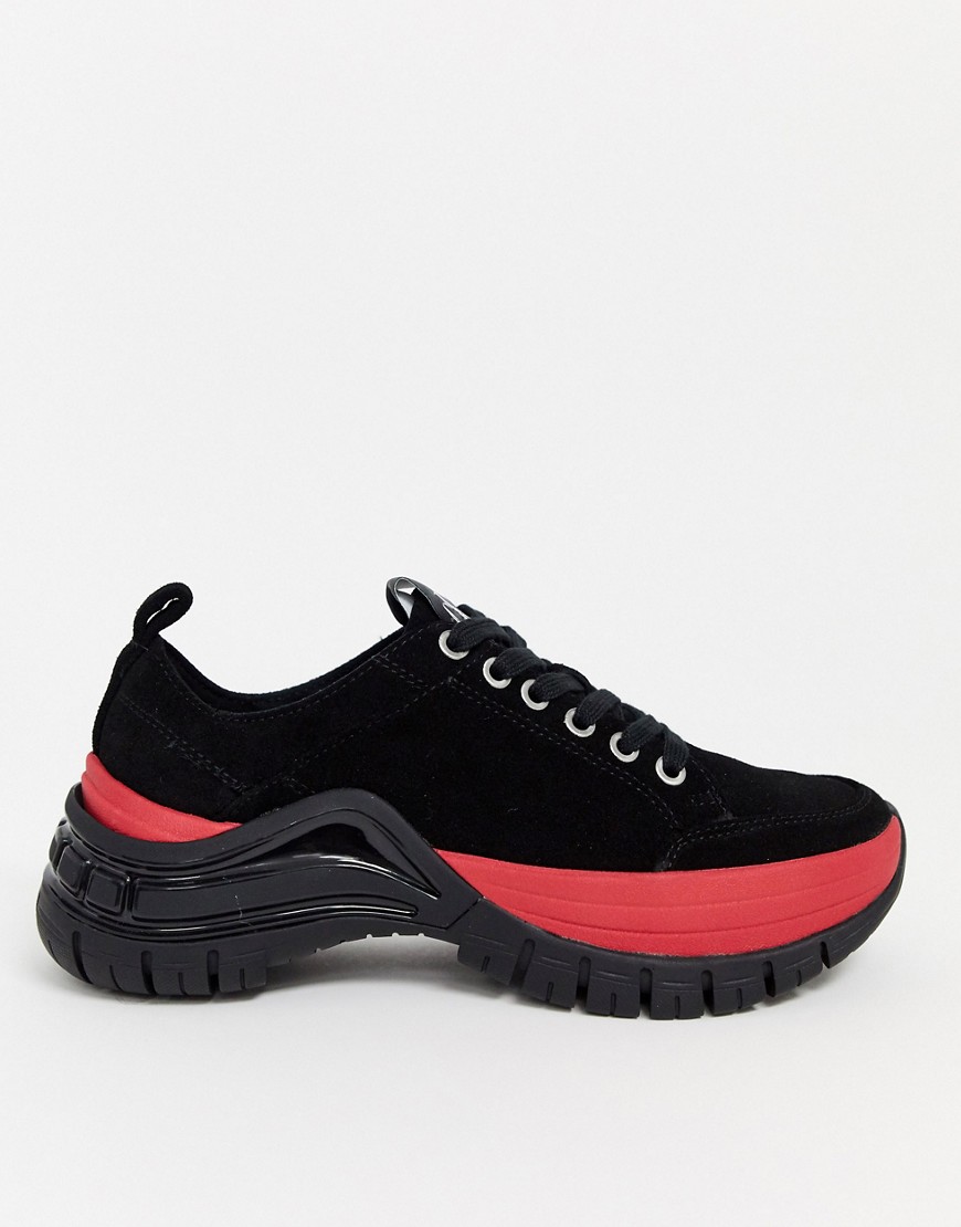 Calvin Klein – Tisha – Svarta sneakers med tjock, räfflad sula