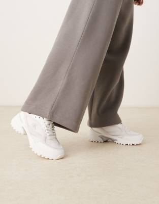 Calvin Klein - Tokyo - Runner-Sneaker in Weiß und Silber