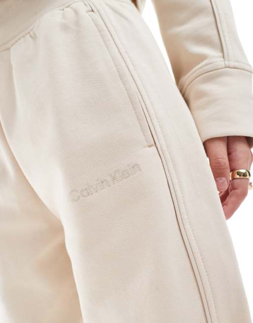 Calvin Klein - Tonal Logo - Pantalon de jogging confort avec ceinture à logo - Crème, 3 de 5