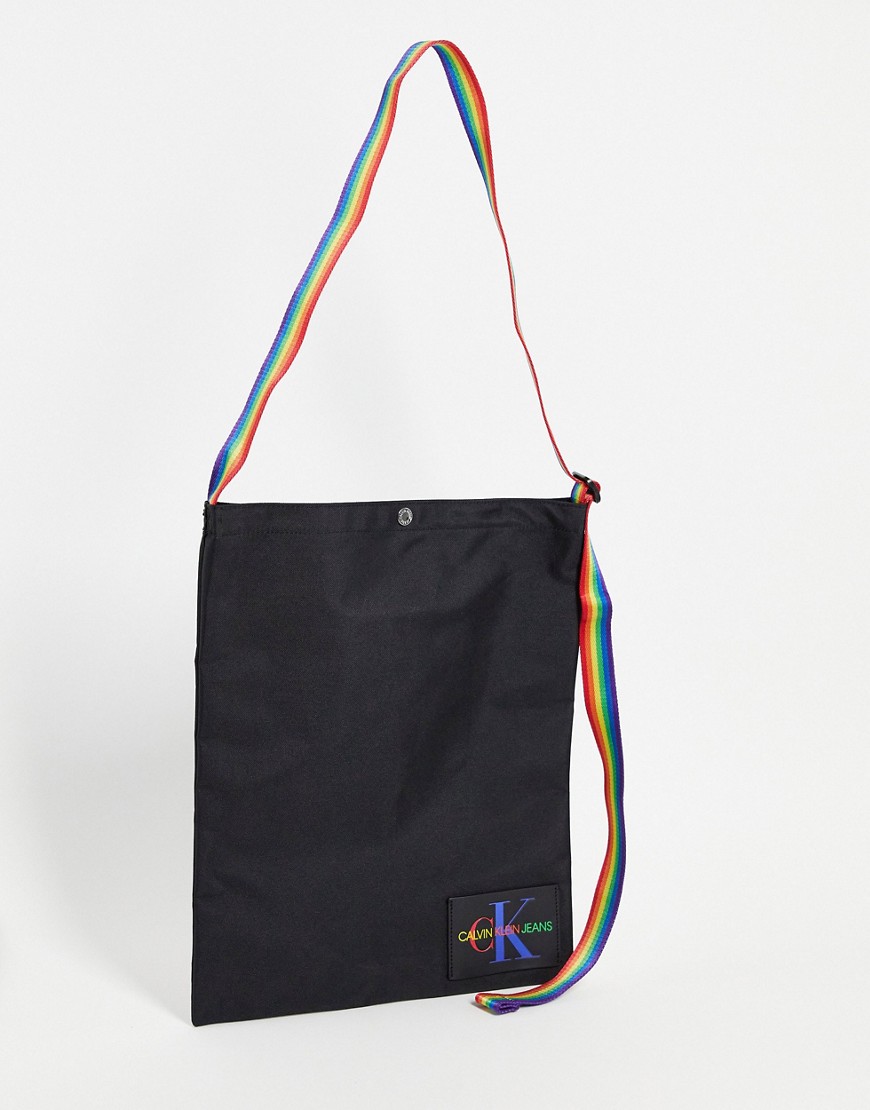 Calvin Klein – Trägertasche mit Schulterriemen im Regenbogendesign in Schwarz