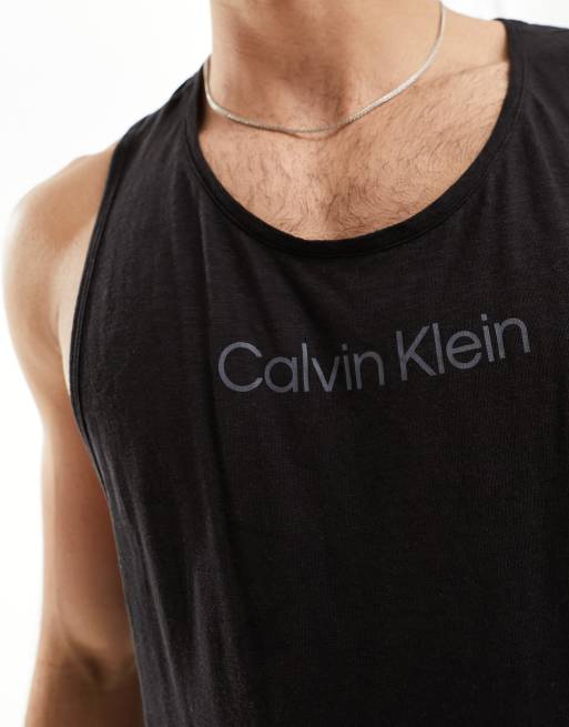 Calvin Klein – Trägertop in Schwarz mit mittigem Logo und Ringerrücken, 3 von 4