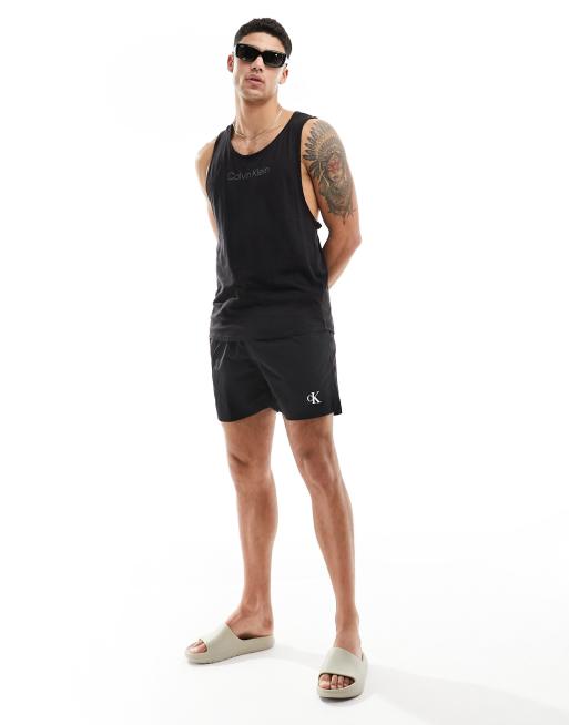 Calvin Klein – Trägertop in Schwarz mit mittigem Logo und Ringerrücken, 4 von 4