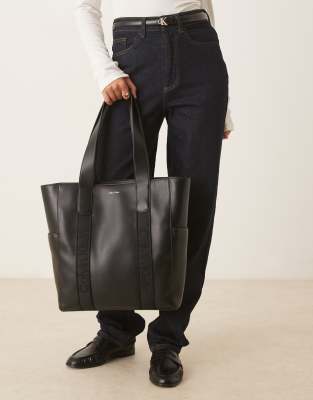 Calvin Klein - Tragetasche in Schwarz mit Lederriemen