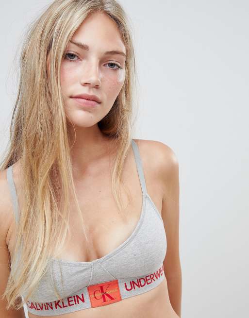 Sæt af uforet trekant-bralette samt G-streng med monogram fra Calvin Klein, 2 af 3