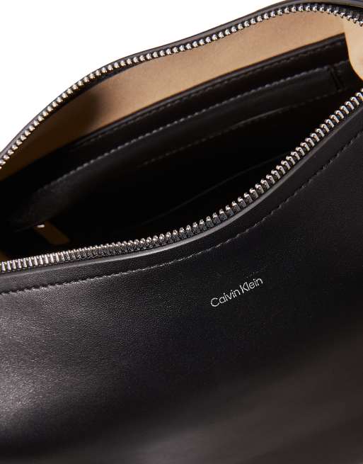 Calvin Klein – Umhängetasche aus Leder in CK-Schwarz, 3 von 4
