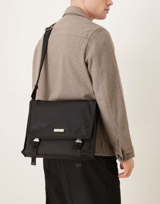 Calvin Klein – Umhängetasche aus Nylon in Schwarz mit Schnalle, 3 von 4