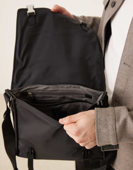 Calvin Klein – Umhängetasche aus Nylon in Schwarz mit Schnalle, 4 von 4