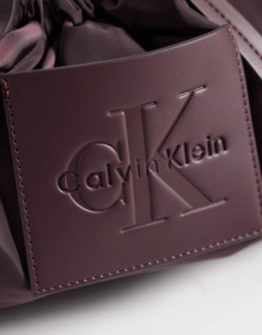 Calvin Klein – Umhängetasche in Buttertoffee mit Kordelzug, 3 von 4
