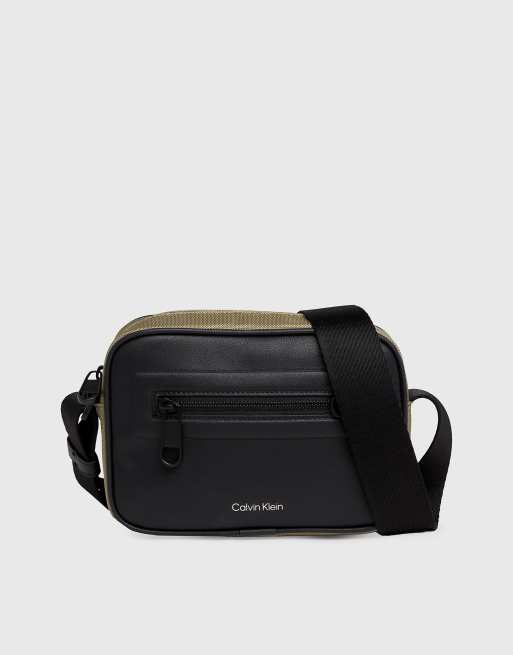 Calvin Klein – Umhängetasche in Grün