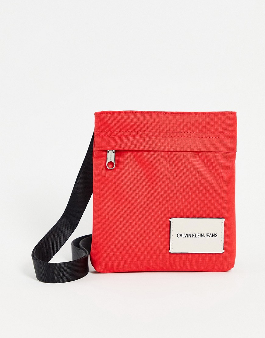 Calvin Klein – Umhängetasche mit Logo in Rot
