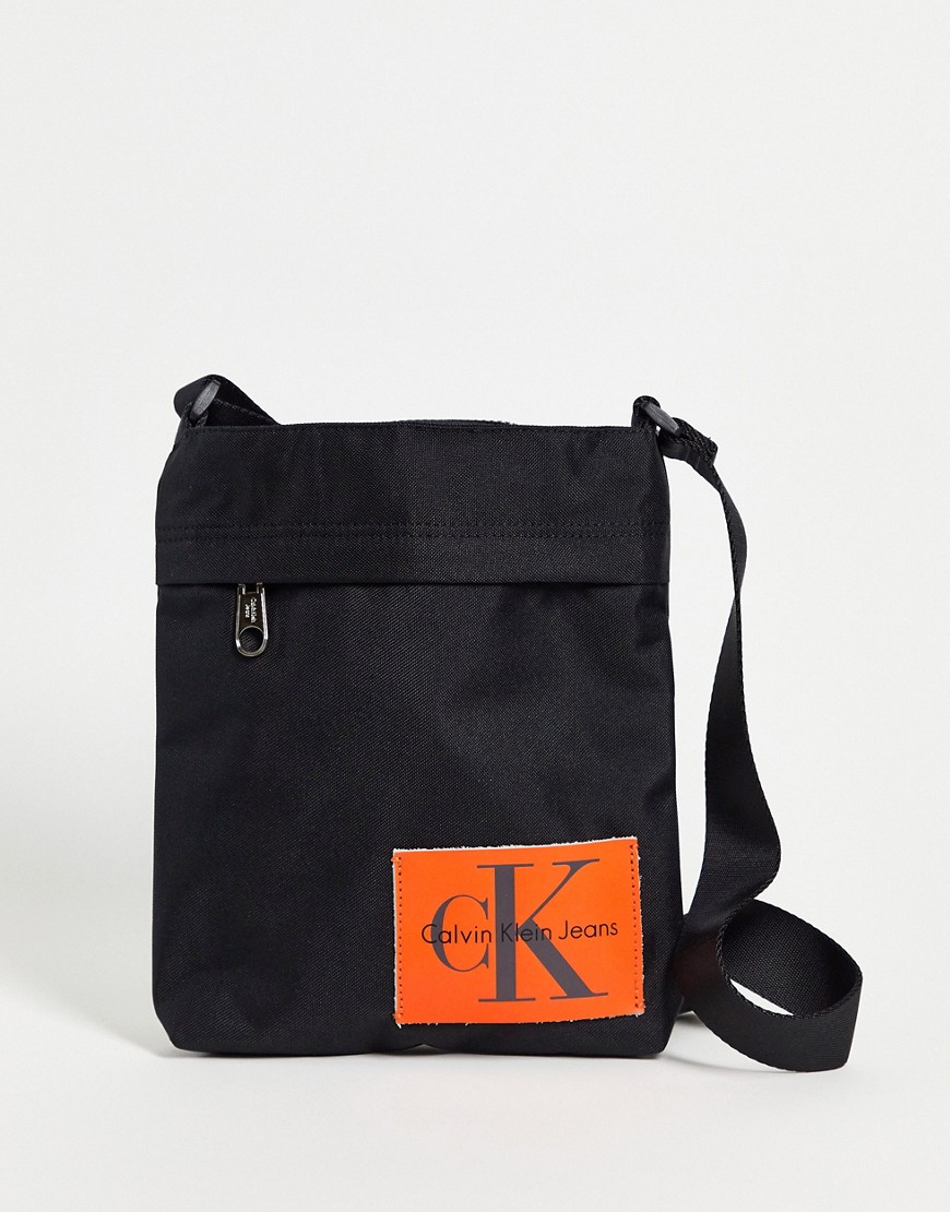 Calvin Klein – Umhängetasche mit Logo in Schwarz
