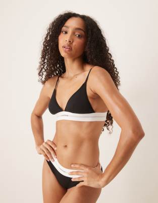 Calvin Klein - Unwattierter Triangel-BH aus geripptem Modal in Schwarz