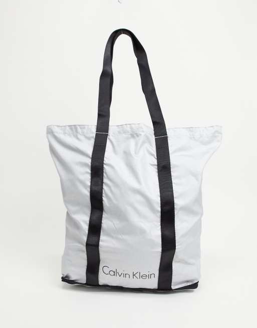 Calvin Klein – Verstaubare Metallic-Tragetasche