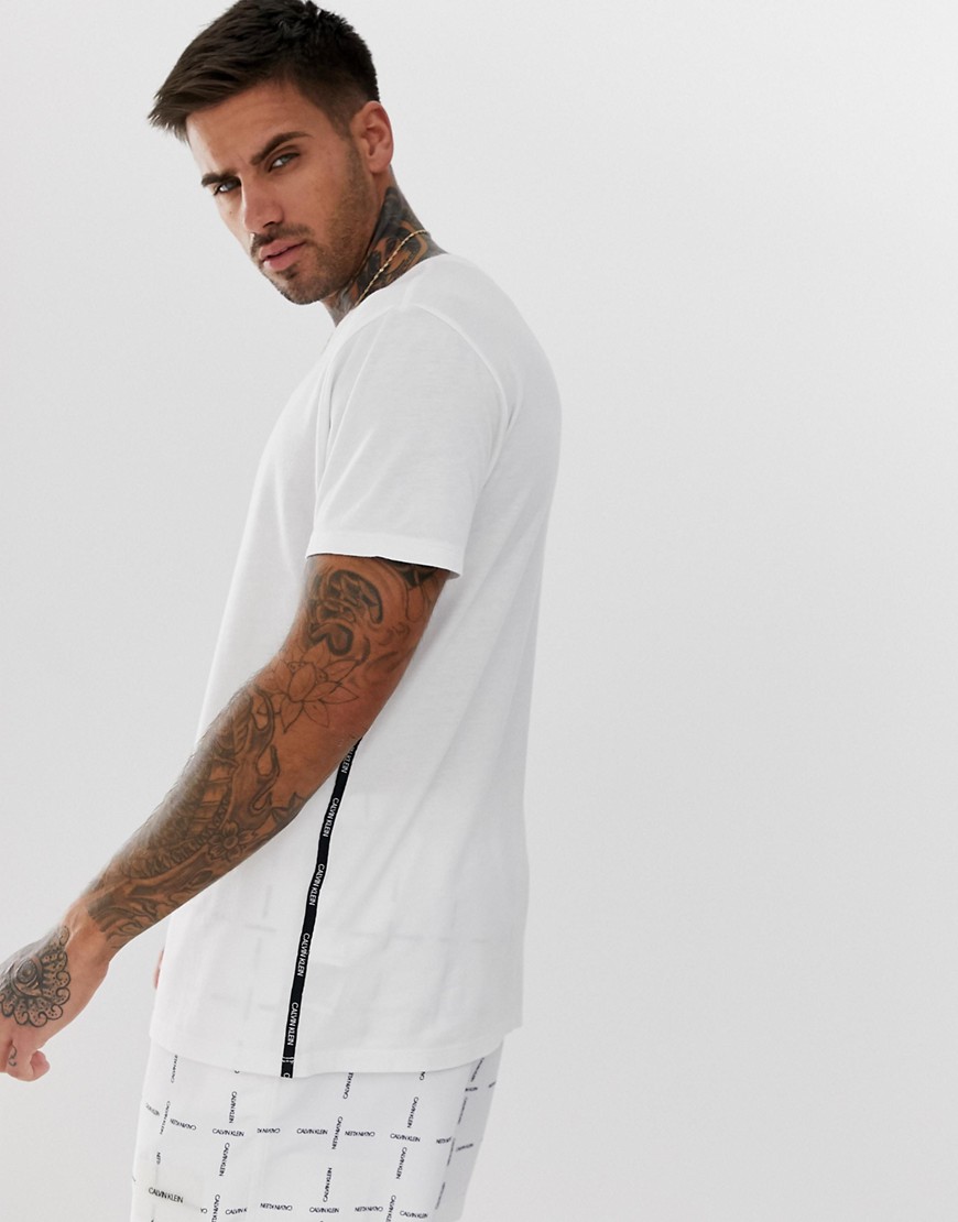 Calvin Klein – Vit t-shirt för stranden med logga och sidorand