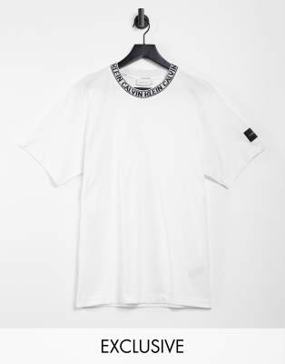 Calvin Klein – Vit t-shirt i avslappnad passform med logga runt halsen, endast hos ASOS