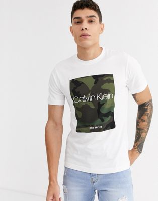 Calvin Klein – Vit t-shirt med kamoflagemönstrad boxlogga