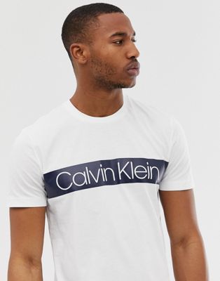 Calvin Klein – Vit t-shirt med logga och rand på framsidan