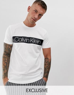 Calvin Klein – Vit t-shirt med randig logga – Endast hos ASOS