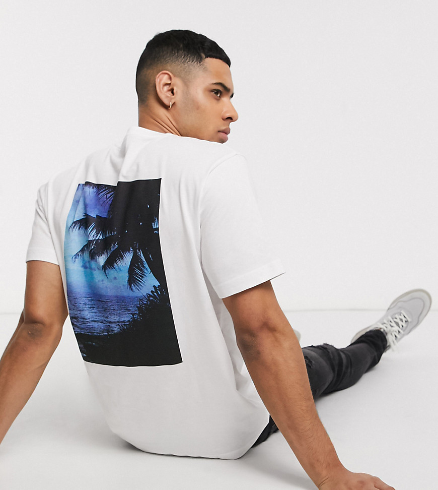 Calvin Klein – Vit t-shirt med semesterfotograi baktill Endast hos ASOS