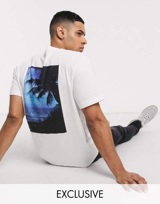 Calvin Klein – Vit t-shirt med semesterfotograi baktill Endast hos ASOS